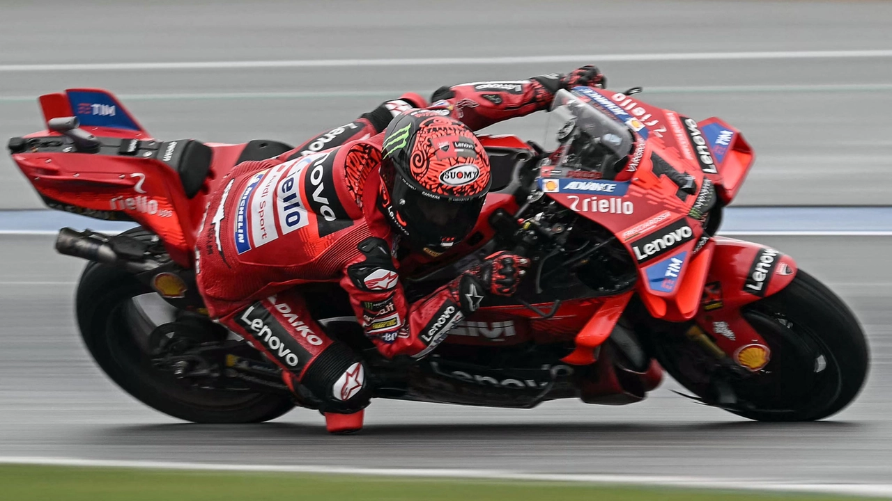 L’italiano si avvicina al leader della classifica. Sul podio è salito anche Acosta. Tante cadute sulla pista bagnata. Il pilota Ducati: “Felicissimo. Dedico la vittoria alla squadra”