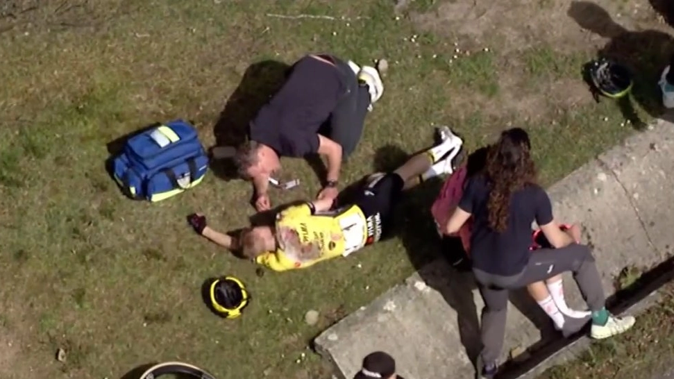 Il campione danese coinvolto in un drammatico incidente durante la quarta tappa: è stato portato in ospedale. A terra anche Evenepoel e Roglic