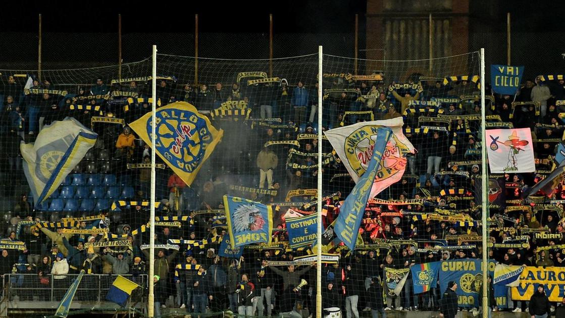 https://sport.quotidiano.net/image-service/view/acePublic/alias/contentid/NDgyZDVkZGYtYTI3MC00/0/carrarese-spezia-sara-un-derby-stellare-lo-stadio-dei-marmi-si-tinge-di-giallo-azzurro.jpeg?f=16:9&w=1200&h=630