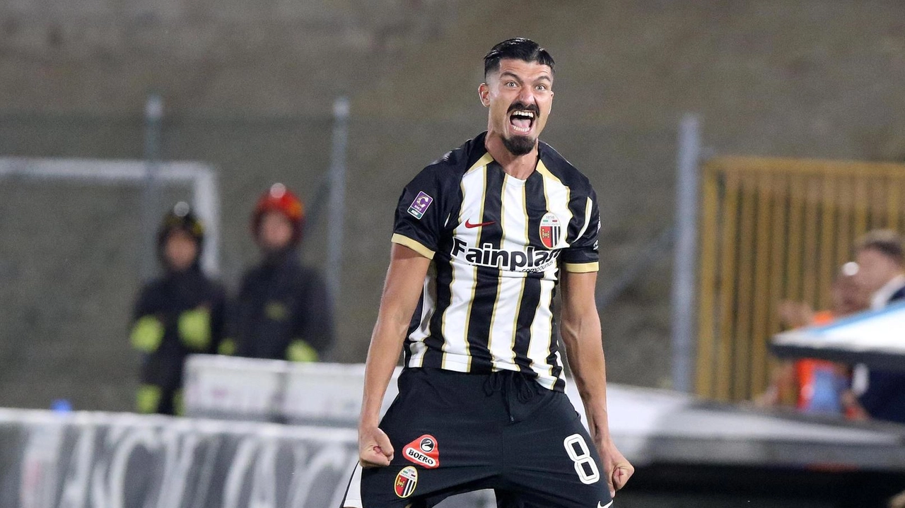 L’esultanza di Varone dopo il gol alla Pianese