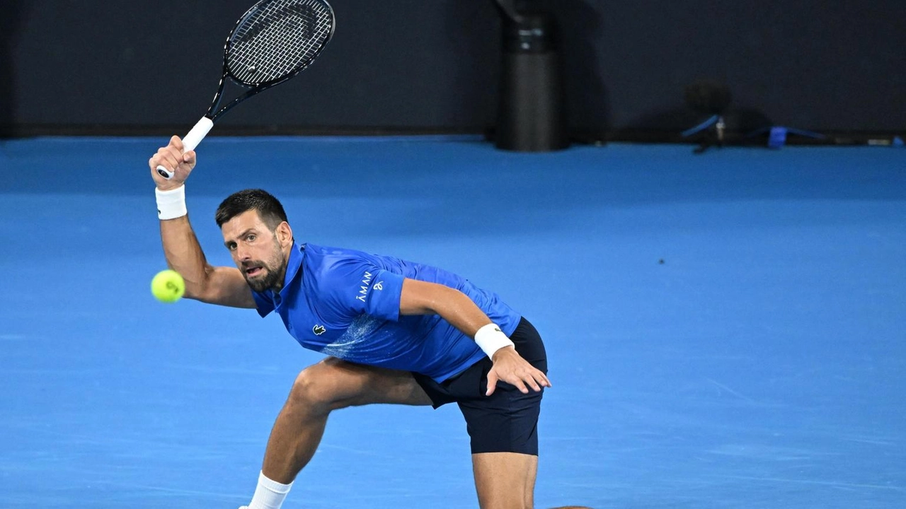 Opelka sorprende Djokovic nei quarti di Brisbane, interrompendo la corsa al centesimo titolo. Sfiderà Mpetshi Perricard in semifinale.