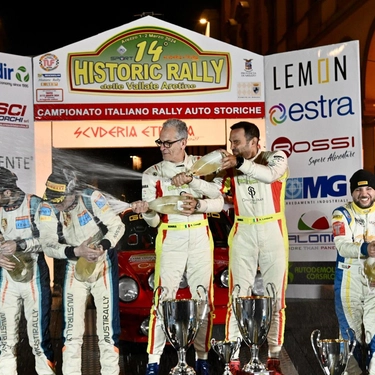 Automobilismo: i protagonisti sul podio di via Crispi. Spettacolo Historic Rally. Bene l’aretino Dall’Avo