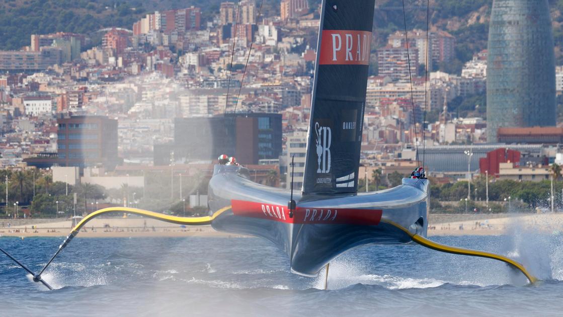 Luna Rossa, giornata da incubo alla Louis Vuitton Cup: sconfitta allo spareggio contro Ineos dopo il guasto con Alinghi