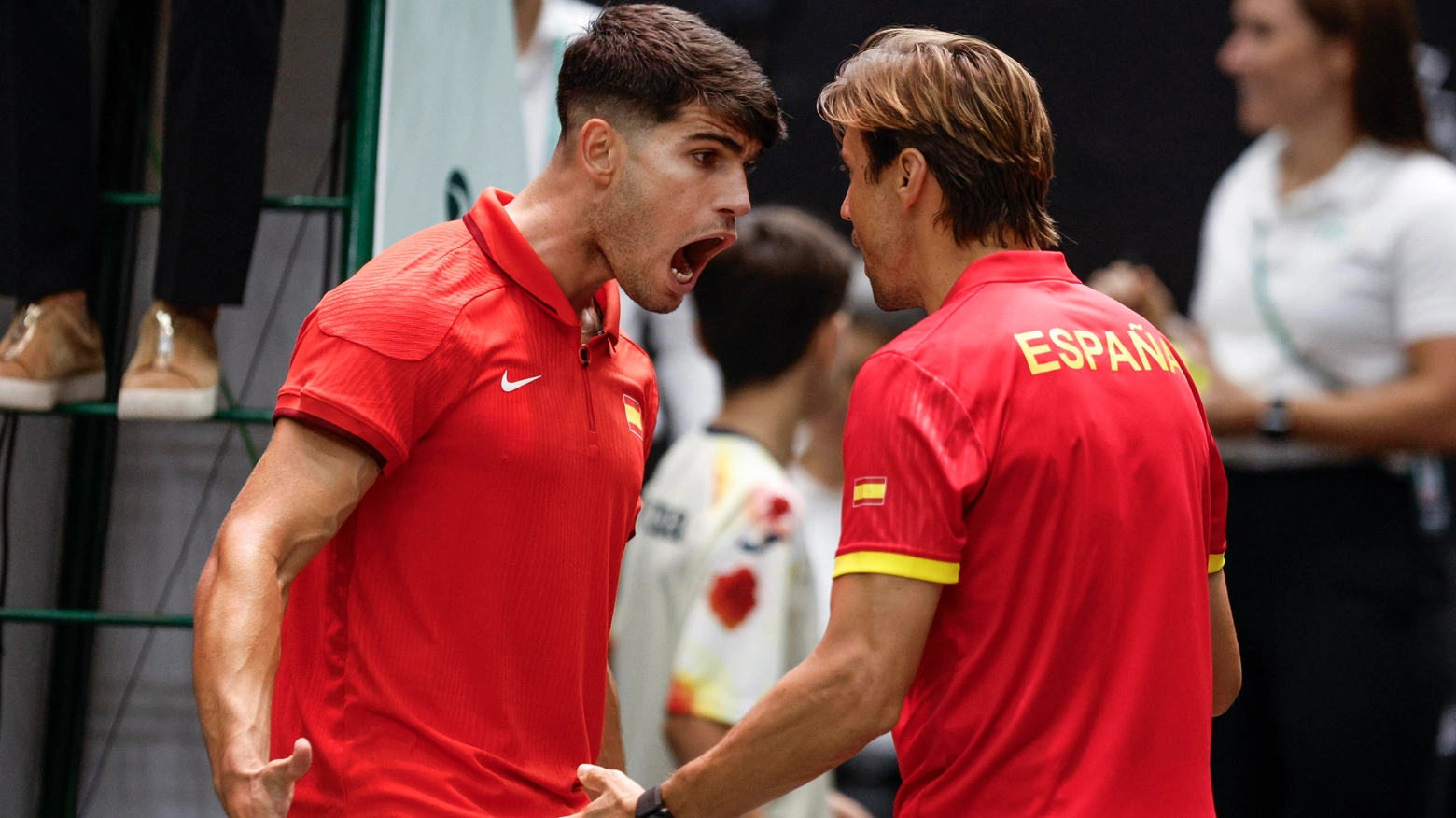 Carlos Alcaraz celebra con il capitano David Ferrer il passaggio del turno della Spagna