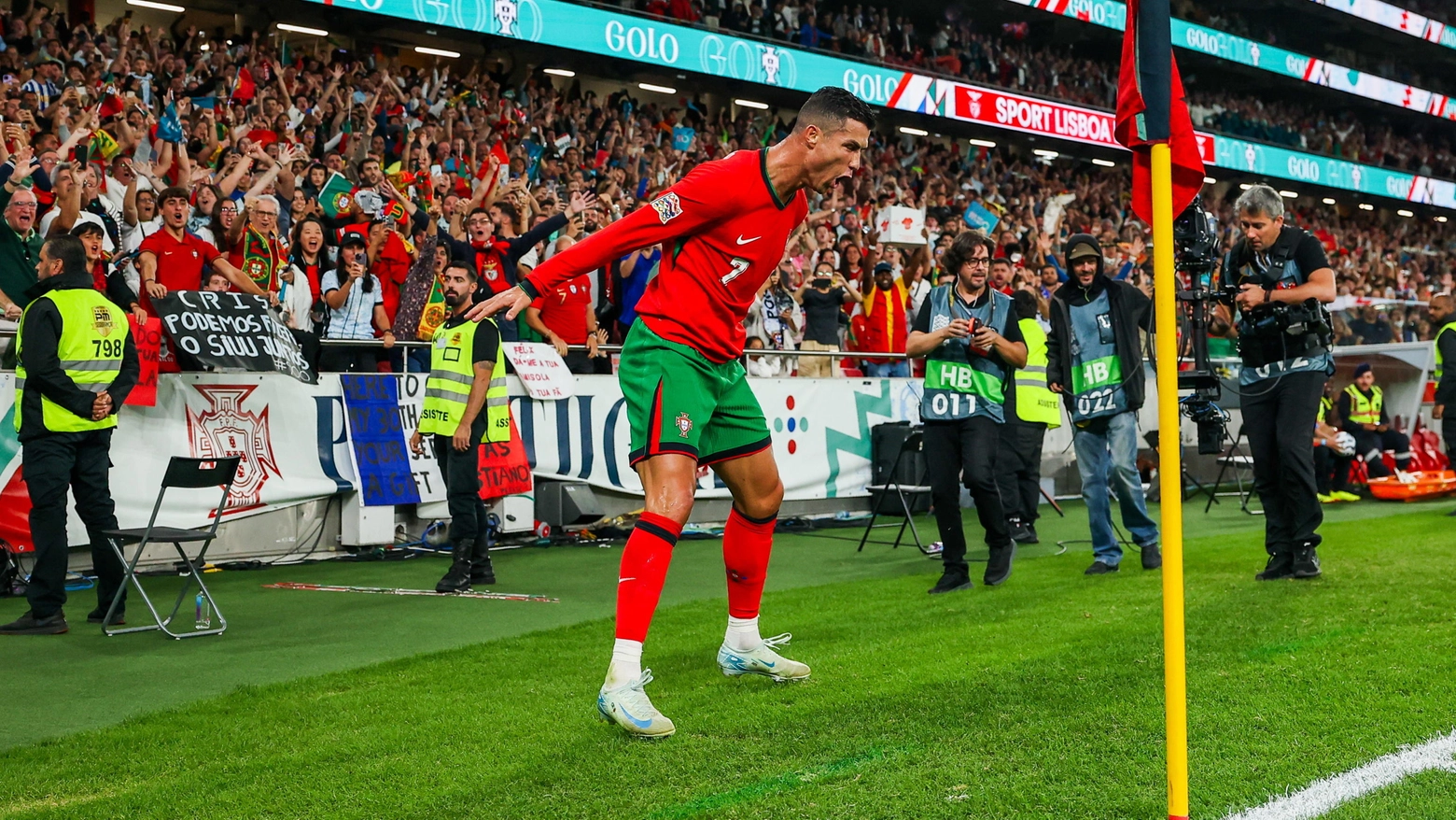 Cristiano Ronaldo esulta dopo il gol del 2-1 del suo Portogallo