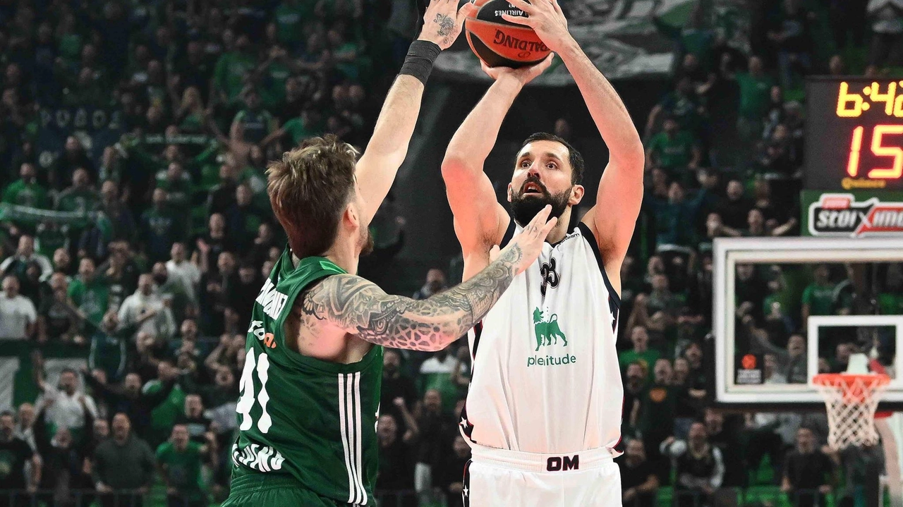 Nikola Mirotic (33 anni) in azione durante la sfida di ieri tra Panathinaikos e Olimpia