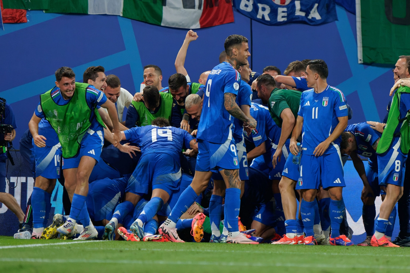 La festa dei giocatori italiani dopo il pareggio contro la Croazia