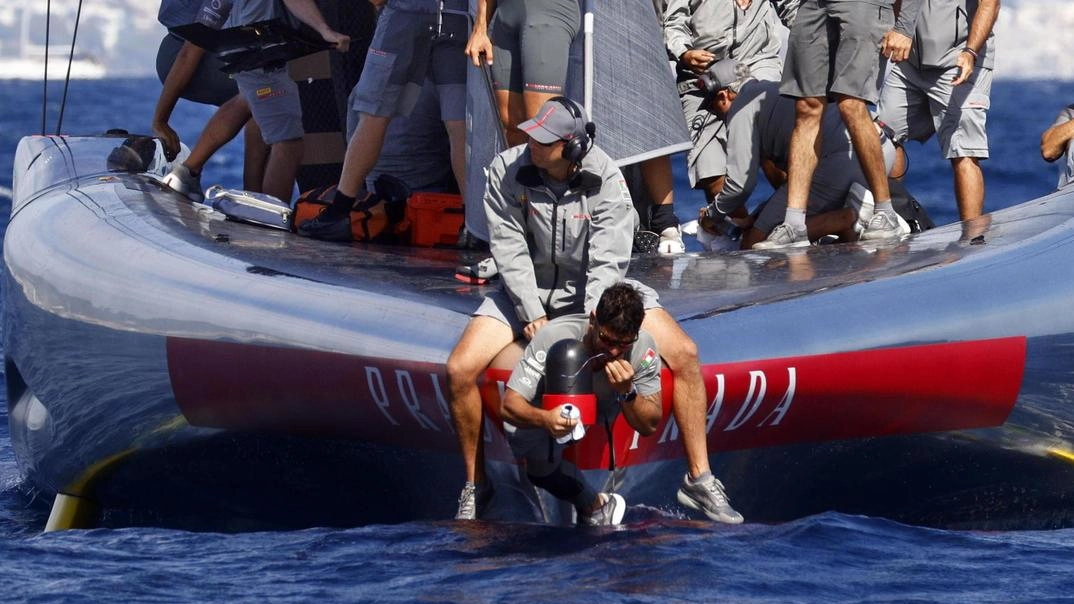 Lo staff di Luna Rossa alle prese con le riparazioni prima dell’ottava regata