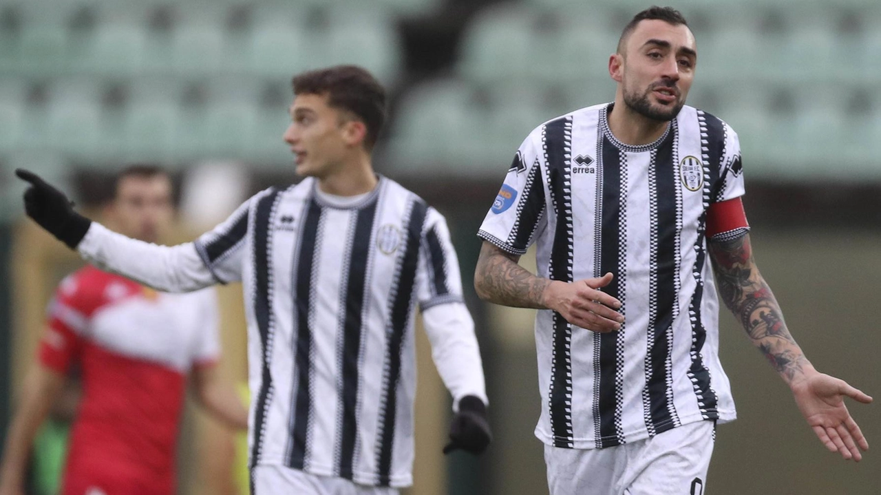 SIENA 0 GROSSETO 1 SIENA (4-3-1-2): Stacchiotti; Morosi (14’st Fort), Achy, Biancon, Di Paola; Farneti (7’st Galligani), Bianchi, Ricchi (40’st Ruggiero); Masini...