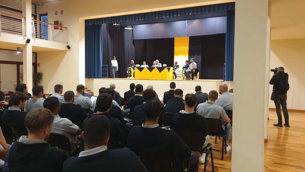 Il Tiesse Rugby Calvisano presenta la squadra per la stagione 2024/25, pronta per il debutto in Serie A. Allenatori e capitano esprimono fiducia e determinazione per raggiungere importanti obiettivi.