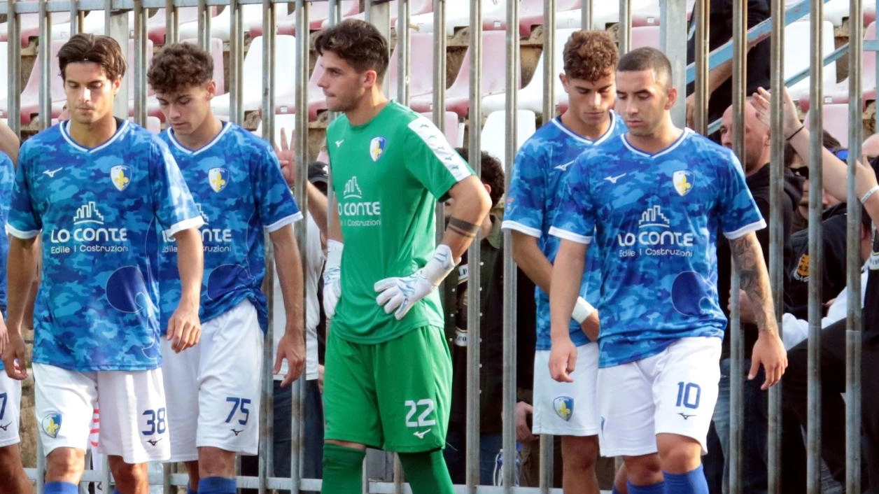 La squadra contestata dai tifosi a fine partita (foto Rastelli)