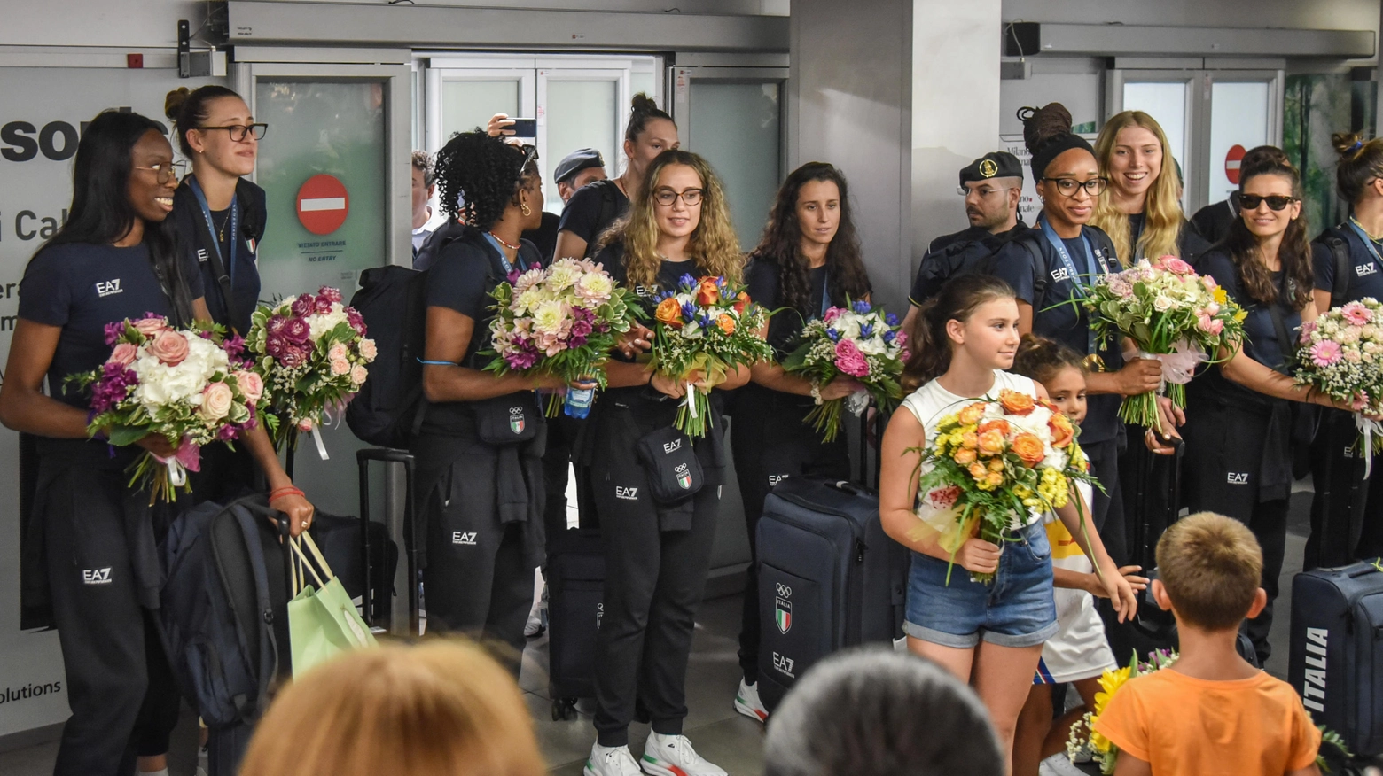 L’arrivo della squadra di volley femminile all’aeroporto di Linate