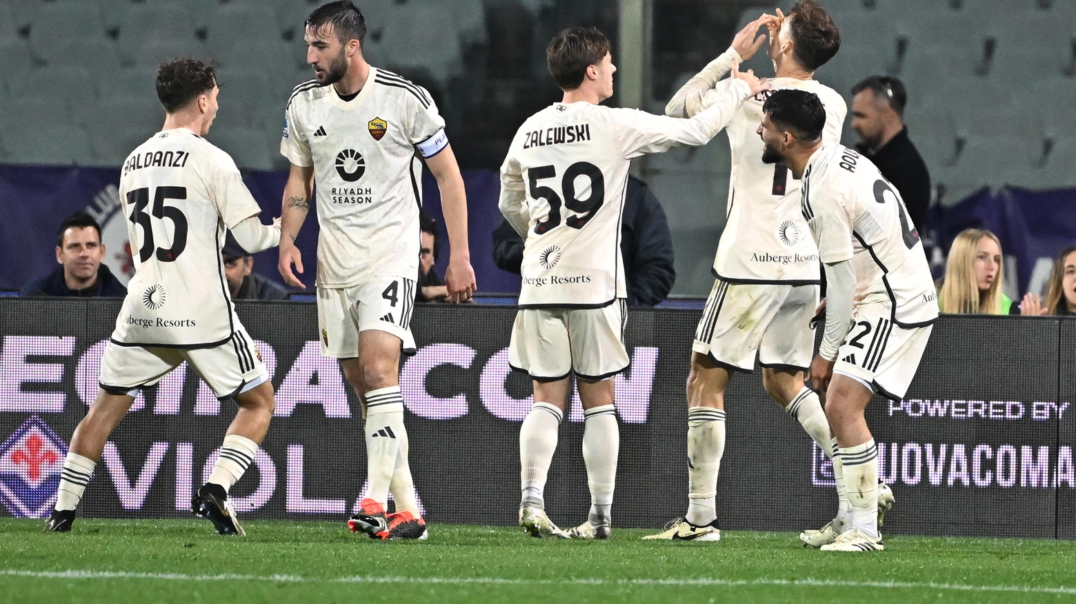La Roma festeggia il gol del pareggio allo scadere contro la Fiorentina