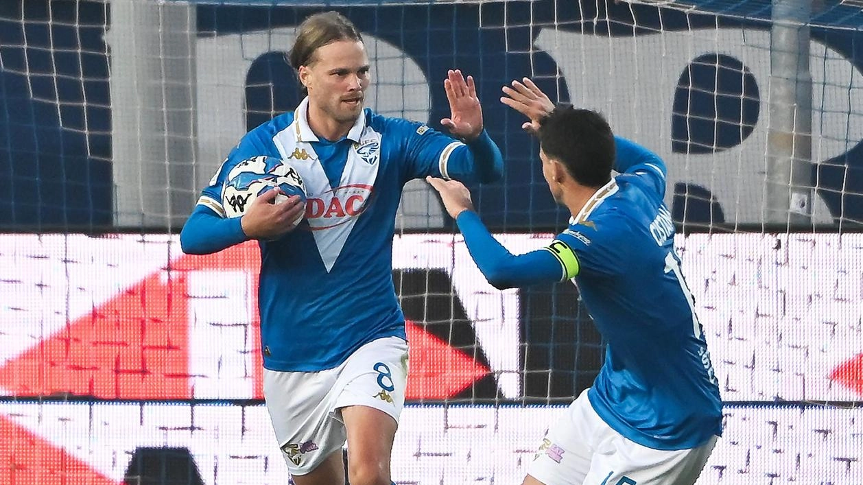 Birkir Bjarnason, a sinistra, festeggia la rete del momentaneo 1-2 al Cosenza con il capitano del Brescia, Andrea Cistana