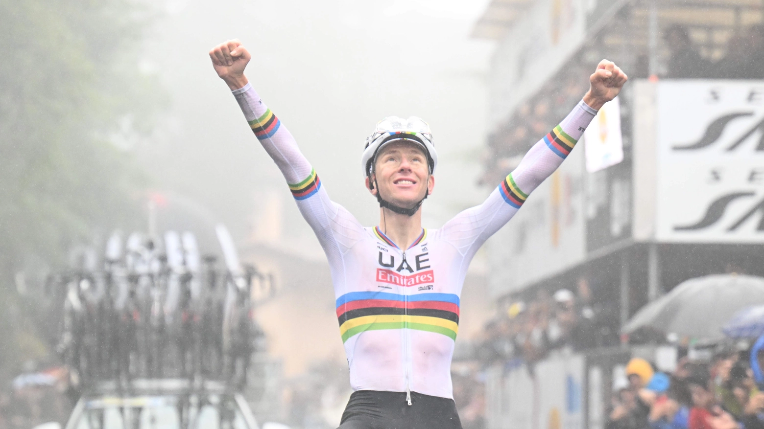 Pogacar all'arrivo a San Luca (Foto Sirotti/Liverani)