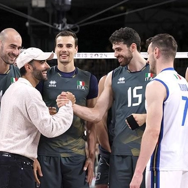 Mengoni si divide tra il tifo per la nazionale di volley e Paolini