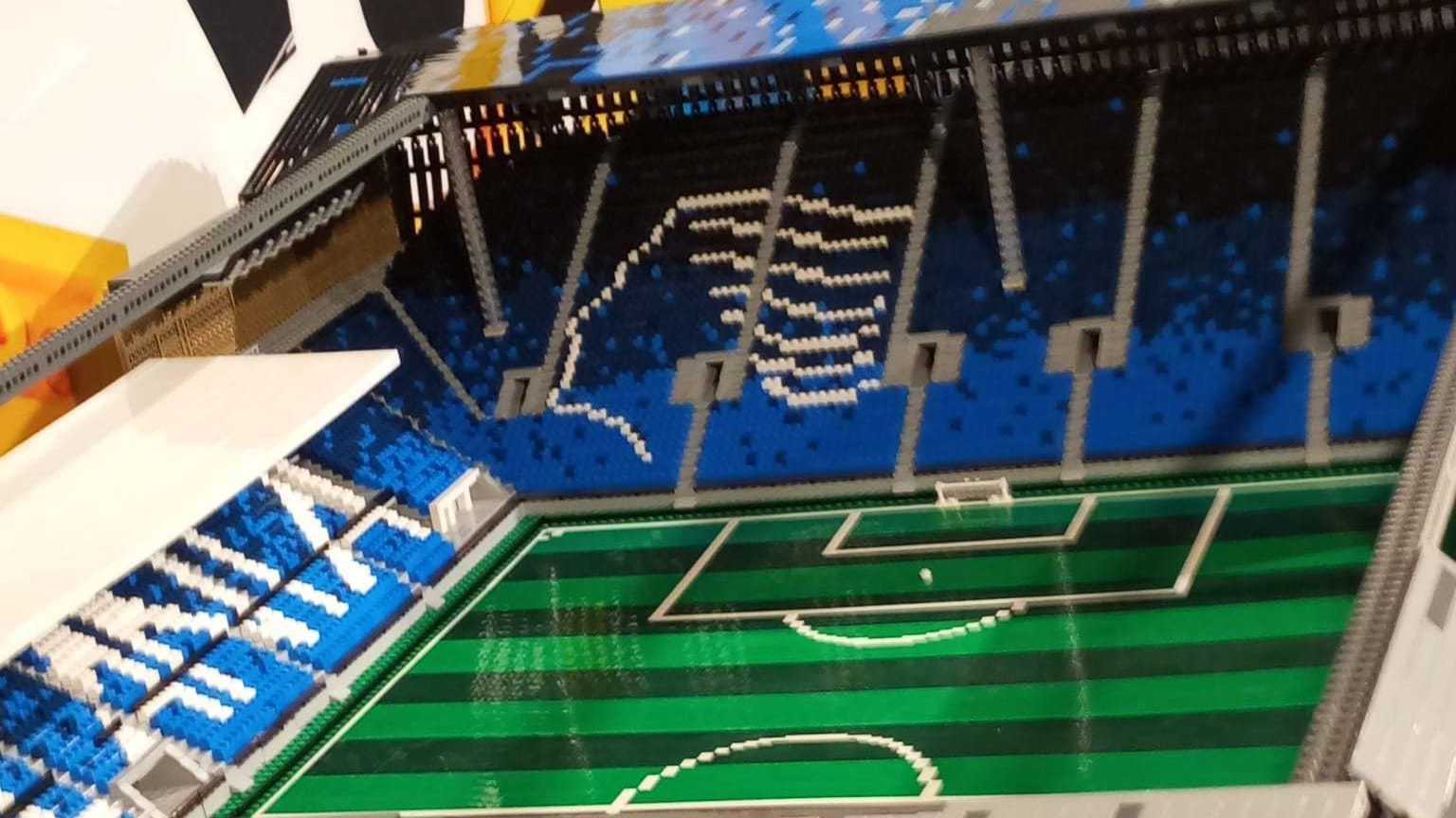 Il modellino dello stadio realizzato in mattoncini LEGO è stato presentato a Orio Center dal presidente della Dea, che ha anche espresso il cordoglio per la morte di Joe Barone