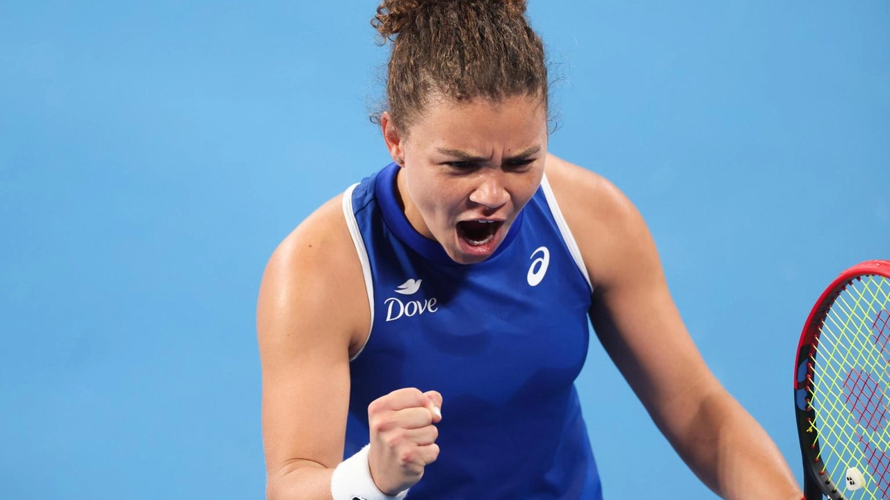 L'Italia guida 2-0 contro la Svizzera grazie alla vittoria di Jasmine Polini su Belinda Bencic. Prossimo incontro: doppio misto.