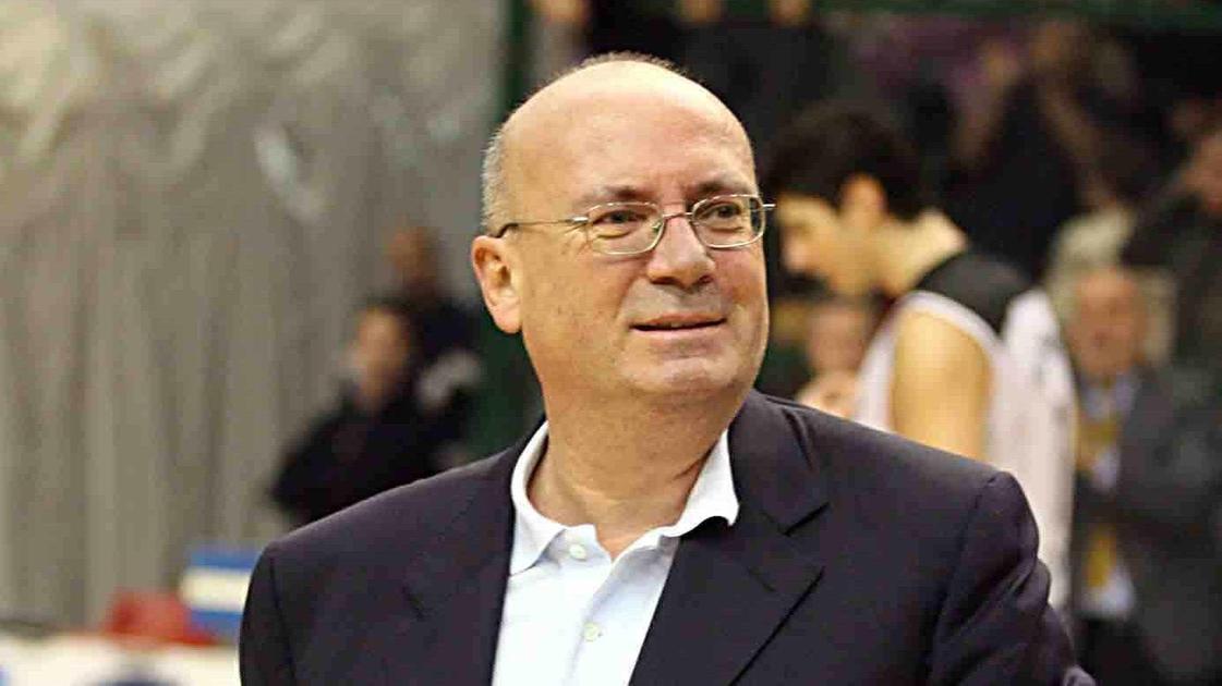 Basket, il ricordo. Prima dell’inizio, minuto di silenzio e maxischermo per Sandro Crovetti