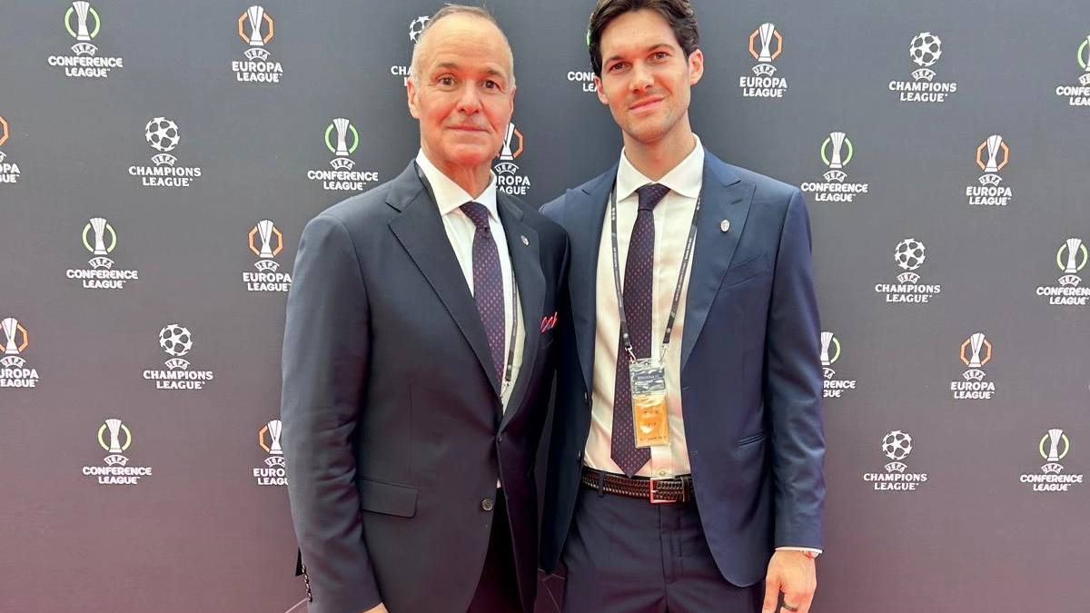 Joey Saputo e il figlio Luca posano davanti alle telecamere sul red carpet dell'evento