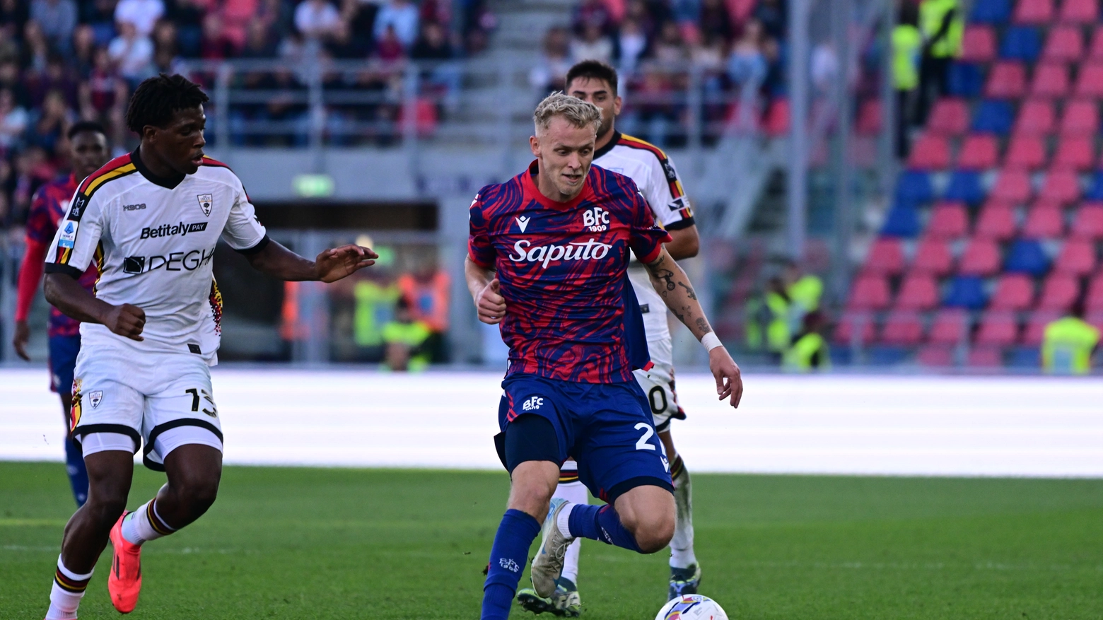 Un momento della partita del Bologna contro il Lecce al Dall'Ara (foto Schicchi)