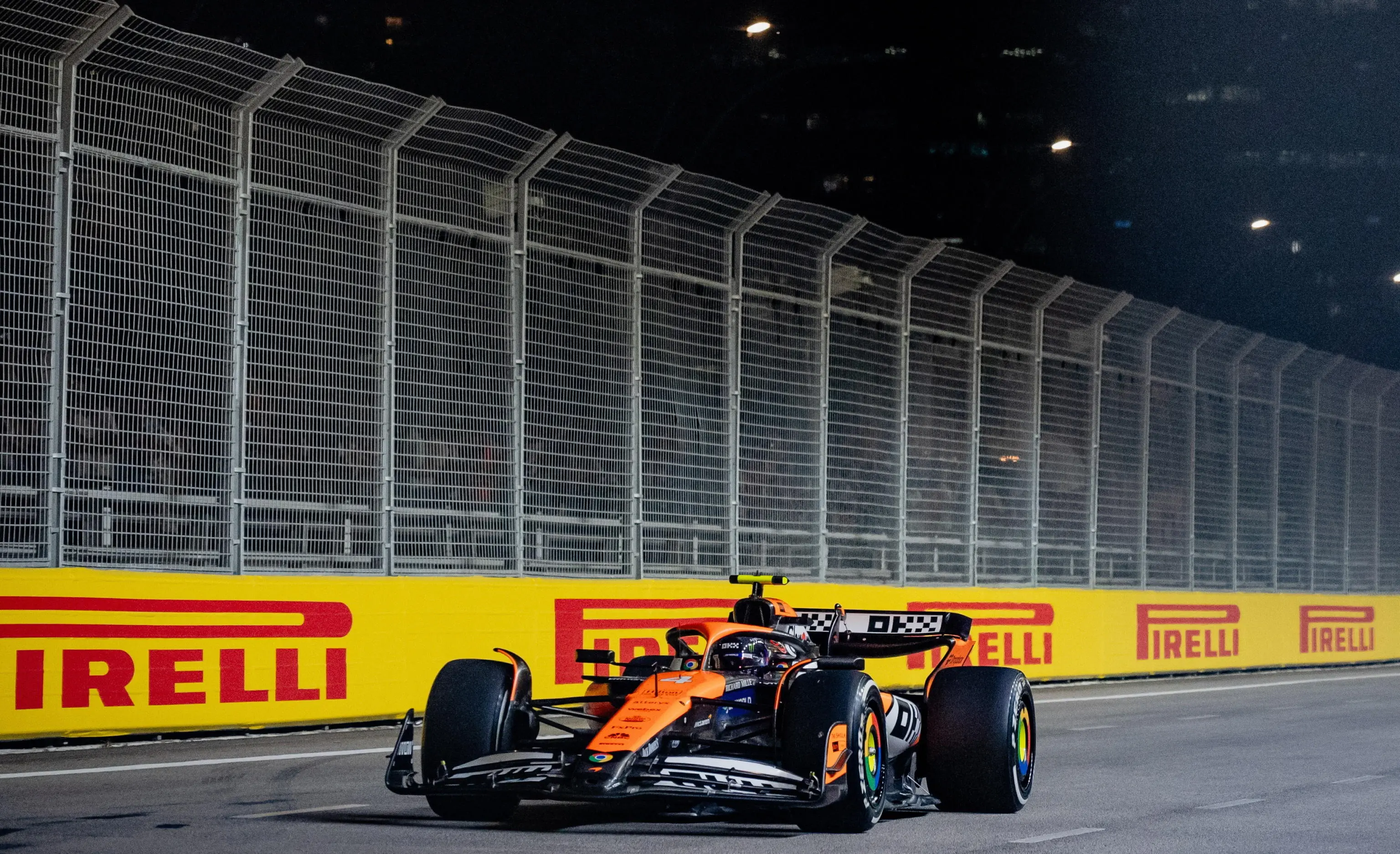 F1 Gp Singapore: pole capolavoro di Norris. Disastro Ferrari: Leclerc nono, Sainz decimo