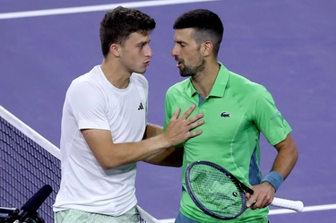 Luca Nardi batte Djokovic, l’impresa del tennista marchigiano a Indian Wells. “Penso sia un miracolo”