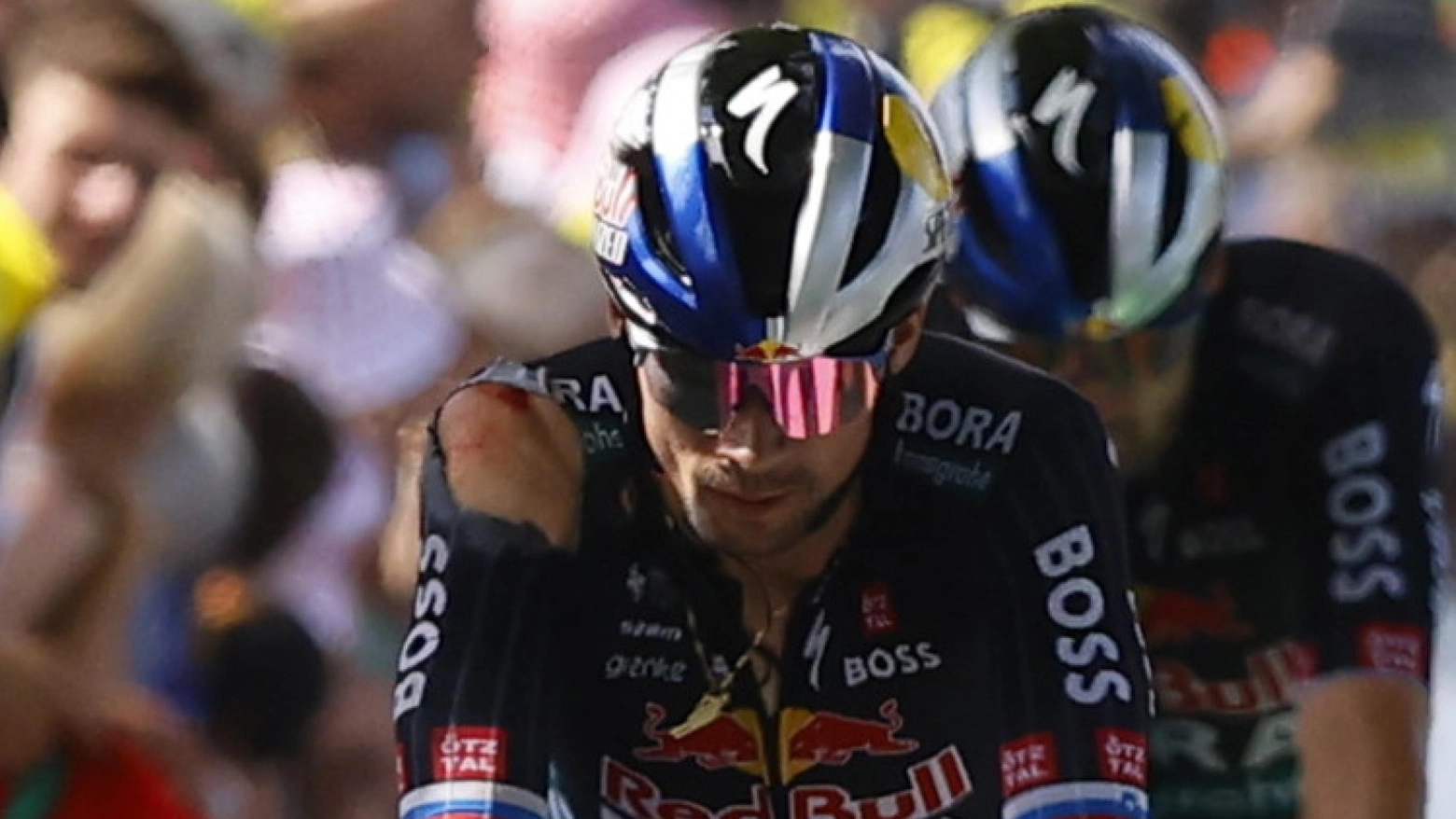 Primoz Roglic dopo la caduta del Tour de France 2024 (Ansa)