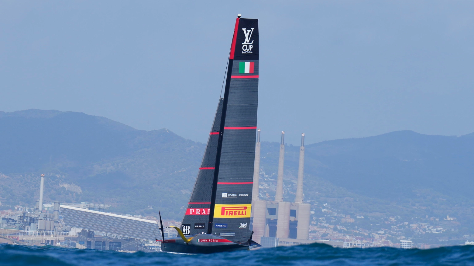 Luna Rossa in azione a Barcellona (Ansa)