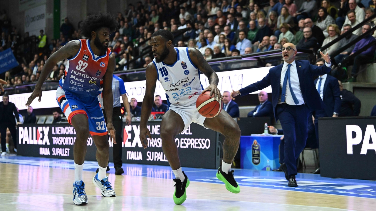 Un momento del match Nutribullet Treviso Basket - Germani Pallacanestro Brescia (Foto Ciamillo-Castoria)