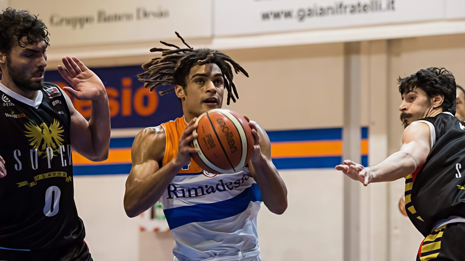 Il giocatore di basket Daniele Perez torna alla Rimadesio in Brianza dopo varie esperienze. La squadra affronterà un girone di 20 squadre nella prossima stagione.