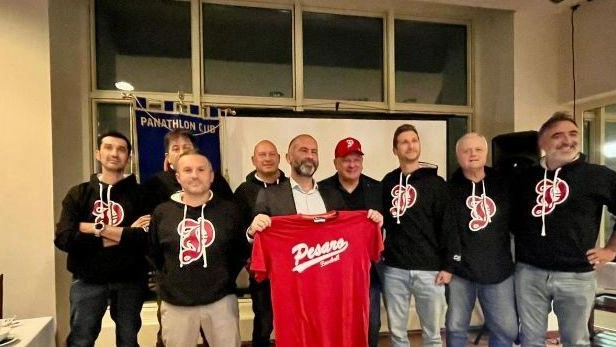 Il Baseball Club Pesaro festeggia il ritorno in serie B dopo 4 anni con una squadra giovane e locale. Il presidente Crinelli elogia il duro lavoro e la collaborazione che hanno portato alla promozione, celebrata durante una serata ricca di emozioni e ospiti illustri.