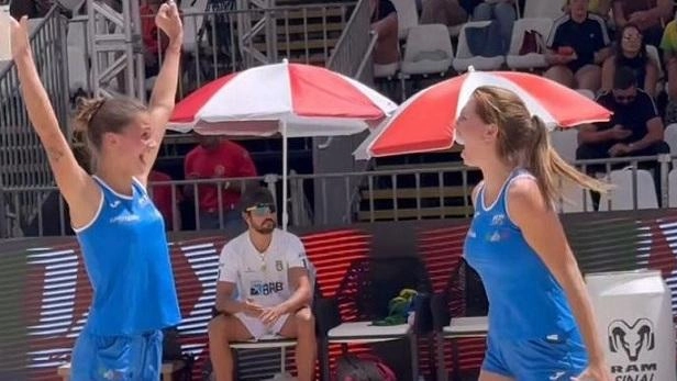 Una giocatrice di beach tennis di Grosseto sul tetto del mondo. La grossetana Alice Pepi (nellafoto a sinistra) insieme alla...