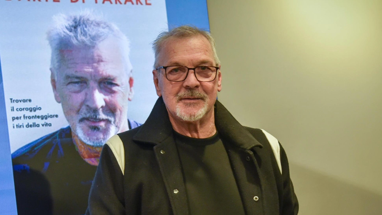 Stefano Tacconi mostra il libro scritto dopo il lungo ricovero in ospedale