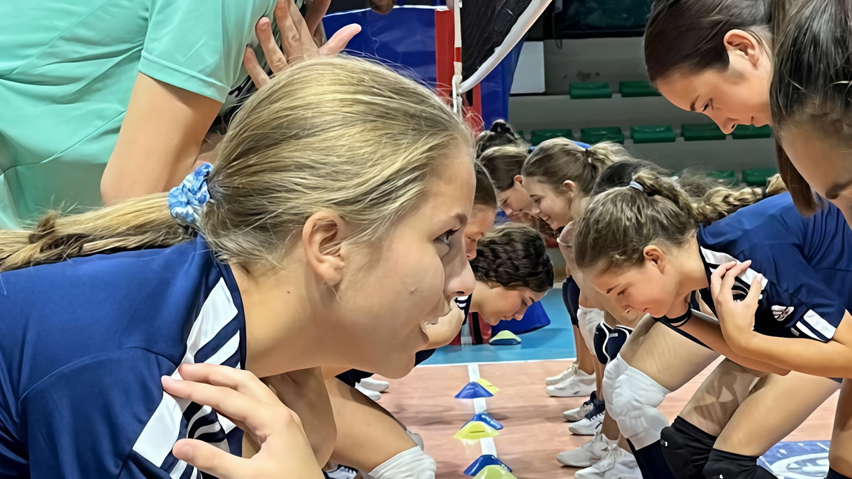 La collaborazione tra CSI Milano e Allianz Powervolley Milano per il progetto "Training For Future" offre alle giovani atlete l'opportunità di allenarsi con i campioni della squadra professionistica, promuovendo lo sviluppo del volley di base.