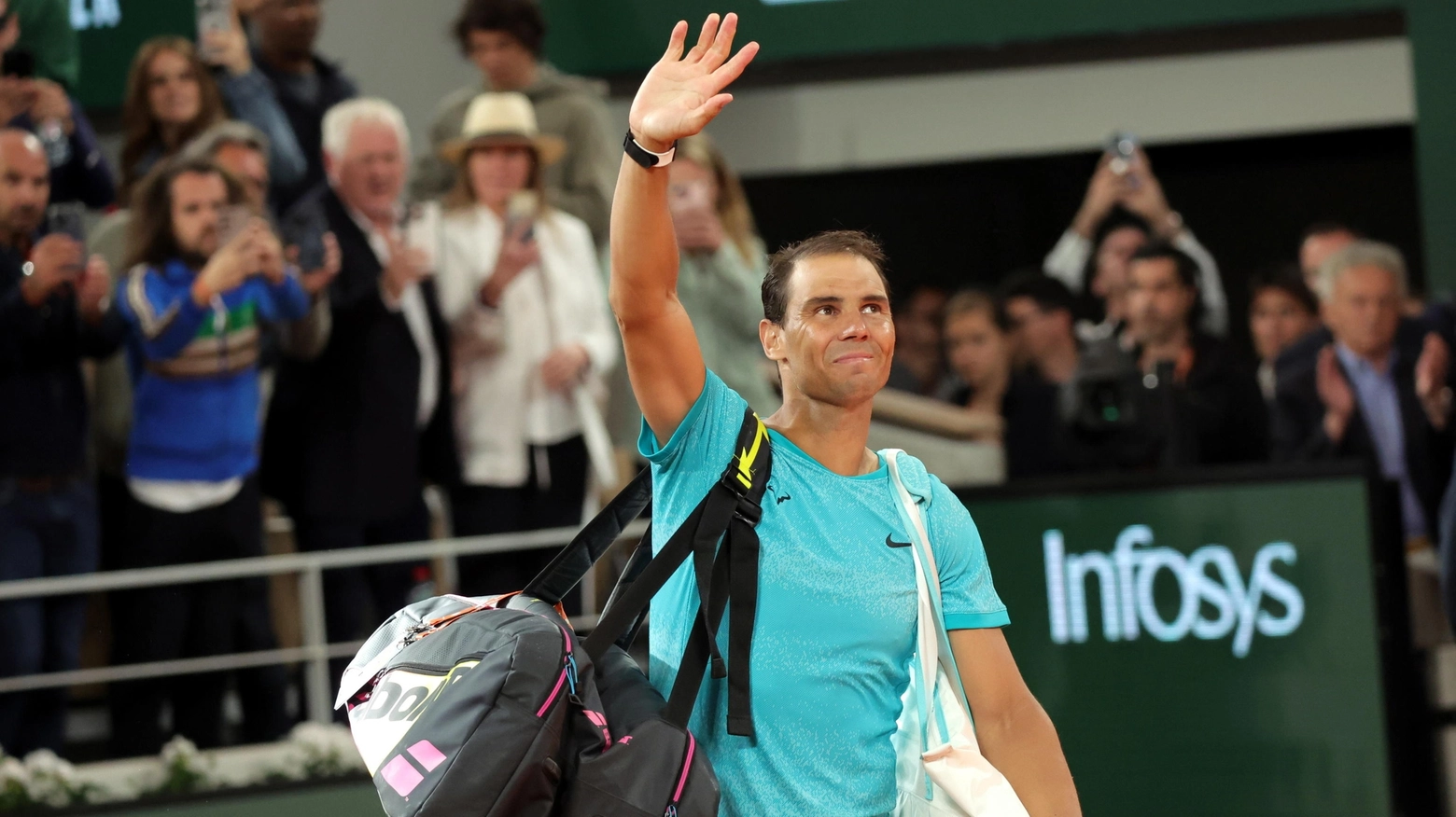 Un emozionato Rafa Nadal saluta il pubblico del Roland Garros