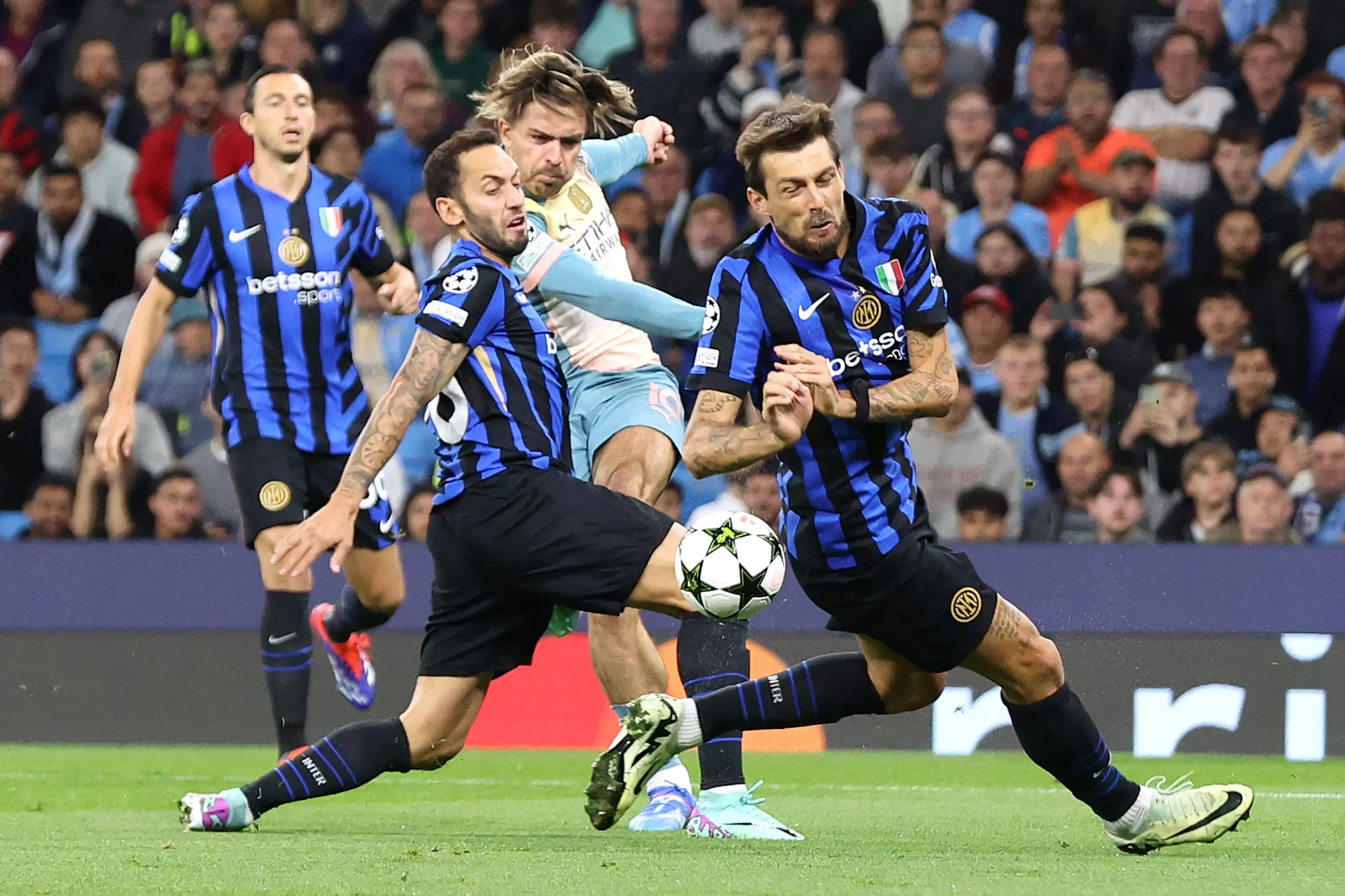 Champions League, una grande Inter ferma il Manchester City: all'Etihad finisce 0-0