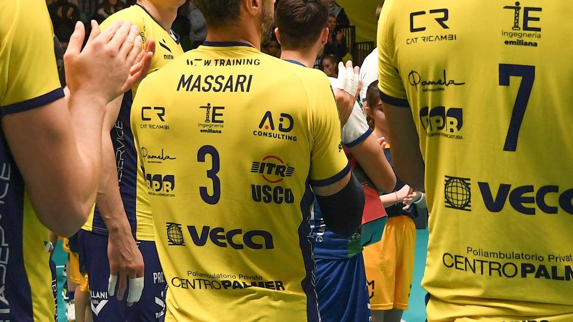 https://sport.quotidiano.net/image-service/view/acePublic/alias/contentid/NTUyZmYzYTYtOTFkMS00/0/standing-ovation-per-bagnoli-applausi-e-lacrime.jpeg?f=16:9&w=1200&h=630