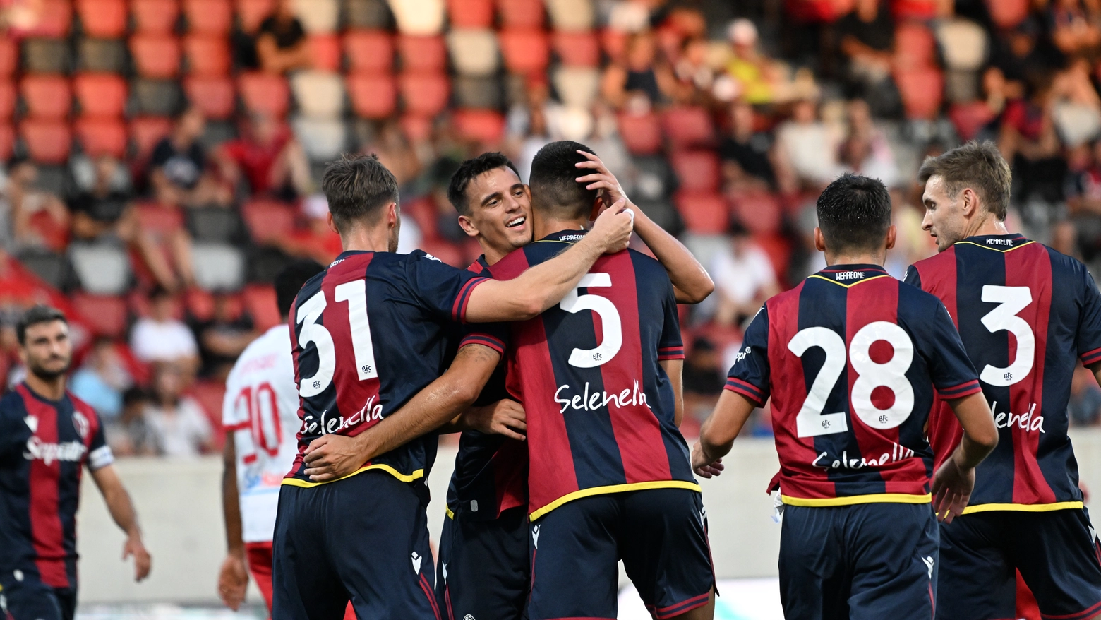 Il Bologna esulta per il gol nell'amichevole vinta a Bolzano contro il Sudtirol