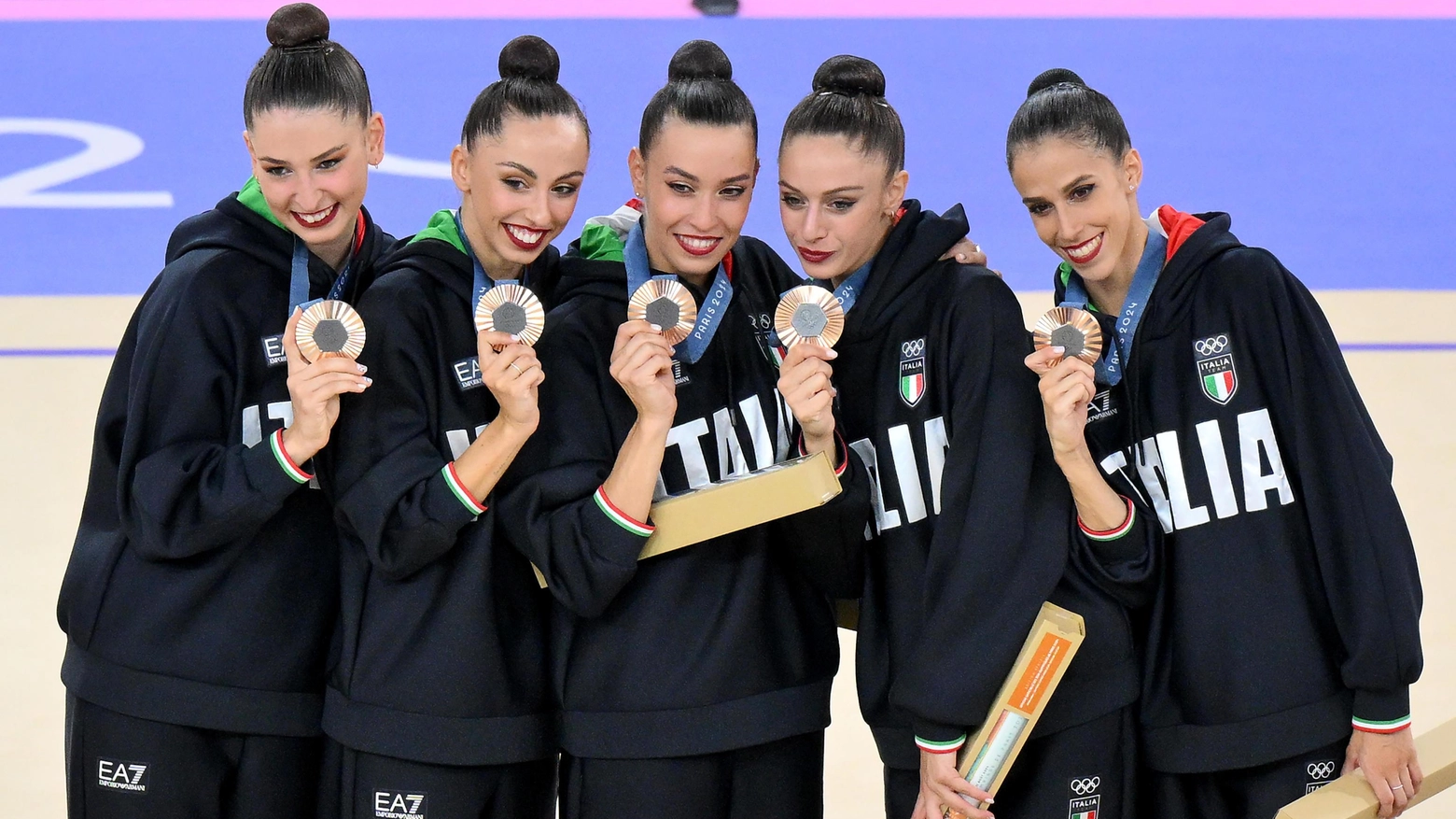 Le 'Farfalle' con in mano il bronzo conquistato nell'all-around femminile a squadre