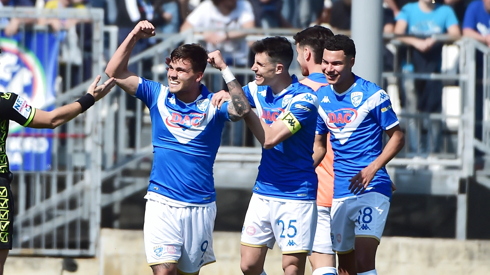 L'esultanza della squadra al gol di Flavio Bianchi durante Brescia-Pisa, partita di Serie B