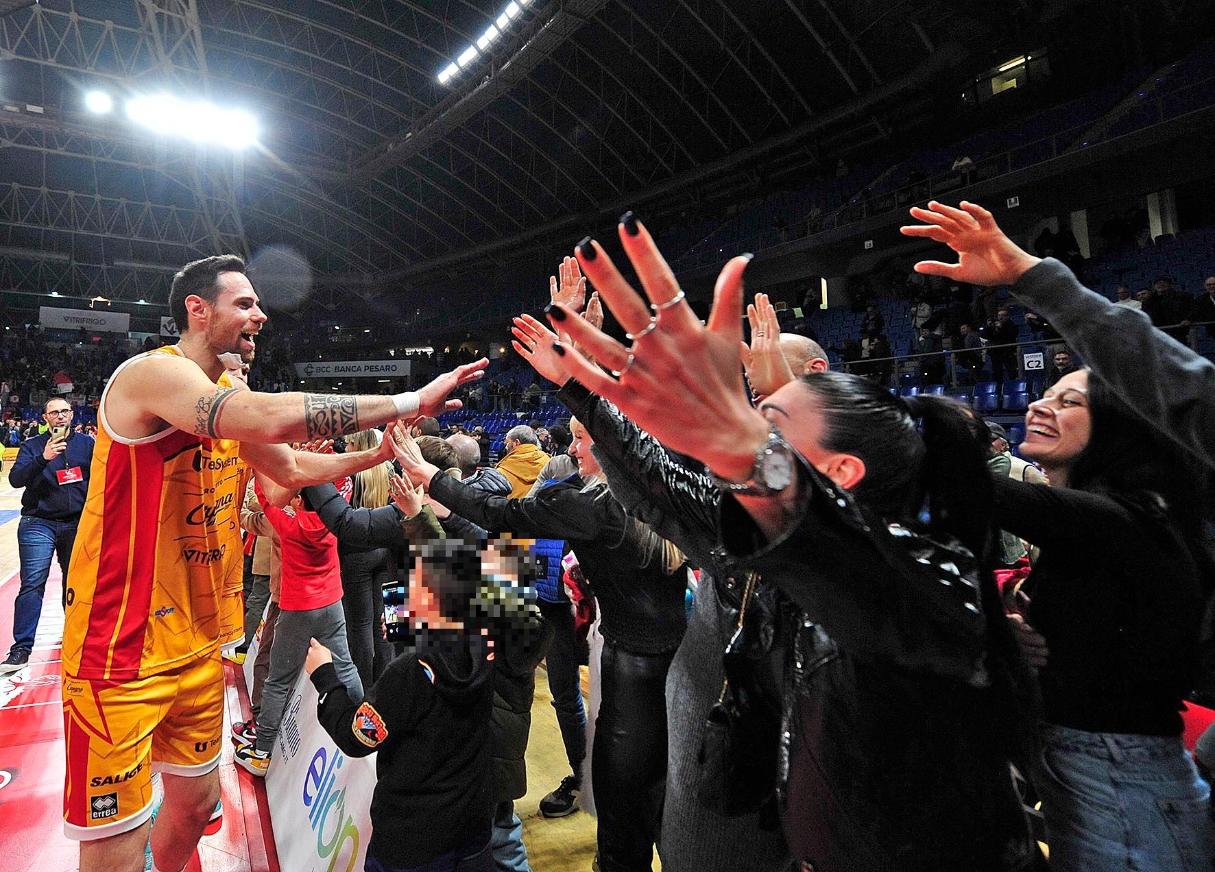 Basket, la Vuelle strappa la vittoria contro Nardò