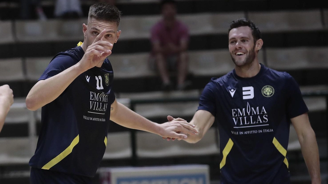 Il primo test stagionale dell'Emma Villas Siena finisce in parità (2-2) contro Altotevere San Giustino. I biancoblù mostrano buone prospettive nonostante la mancanza di ritmo, con Alpini in evidenza.