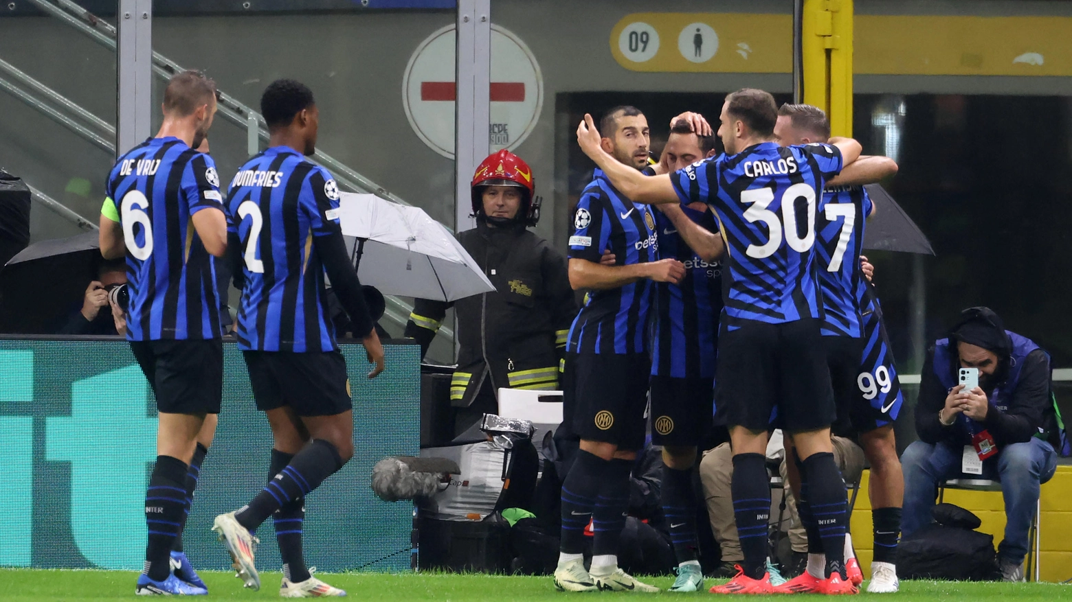 I nerazzurri consolidano il pareggio di Manchester e conquistano i tre punti all'esordio casalingo portandosi ai piani alti della classifica di Champions League