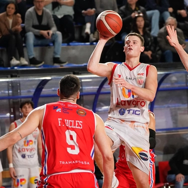 Basket B Nazionale: nella serata di celebrazione di Bob Ravaglia, la squadra di Angori non riesce a dare continuità al successo di Lumezzane. L’Andrea Costa manca il bis: passa Vicenza