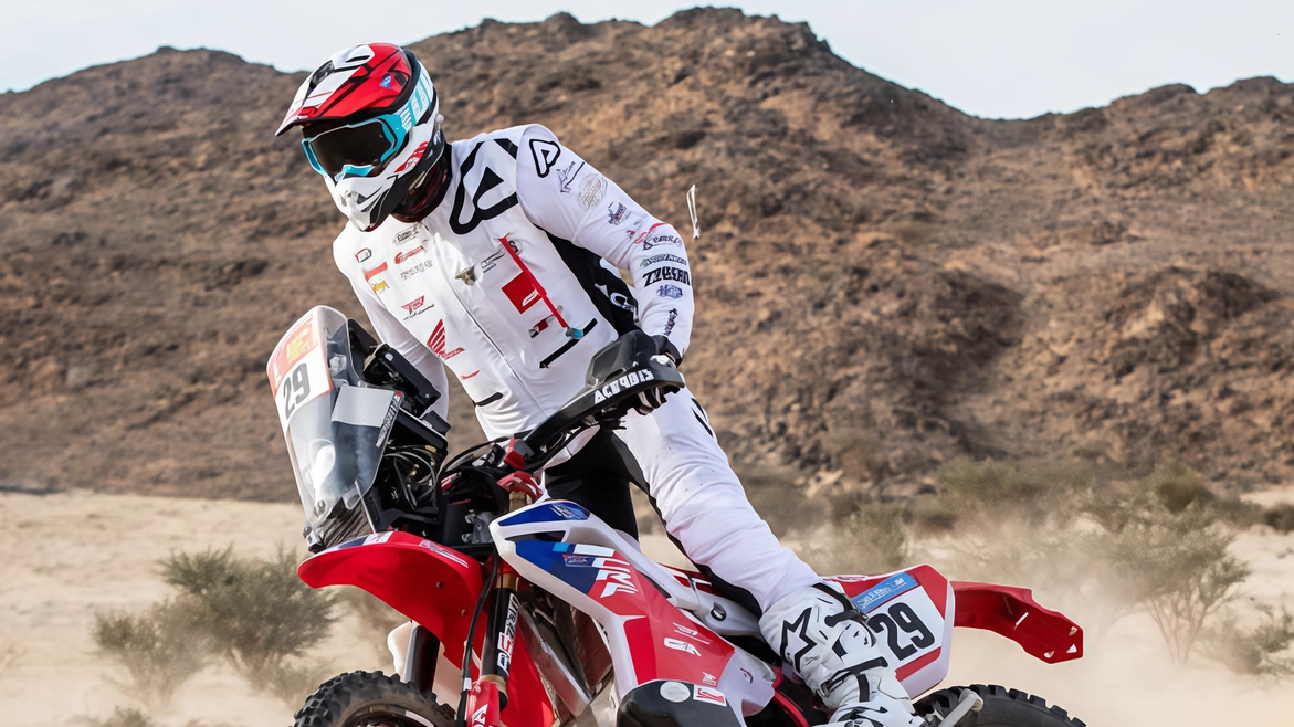 Paolo Lucci in sella alla sua moto in gara alla Dakar