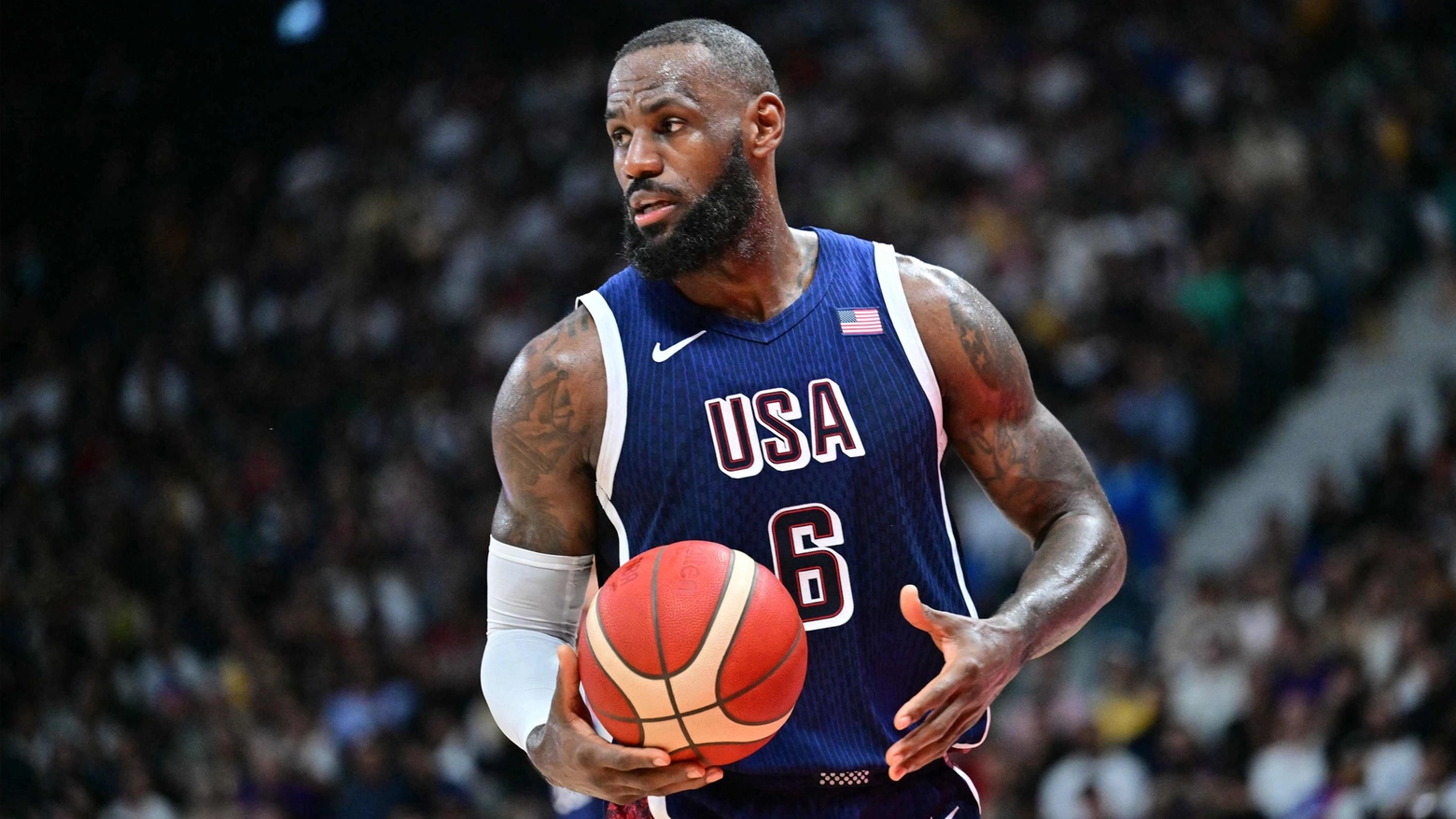 Il cestita NBA alla sua terza olimpiade guiderà Team Usa nella cerimonia di apertura a Cinque Cerchi, è il primo uomo della palla a spicchi americana