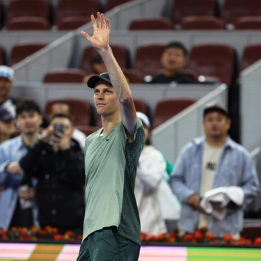 Tennis, Sinner parte bene a Pechino: battuto Jarry 4-6, 6-3, 6-1. Dopo la vittoria un bacio al cielo per la zia morta