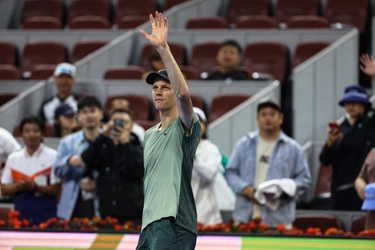 Tennis, Sinner parte bene a Pechino: battuto Jarry 4-6, 6-3, 6-1. Dopo la vittoria un bacio al cielo per la zia morta