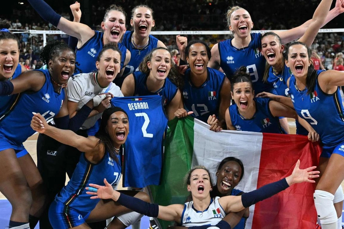 Le azzurre del volley festeggiano l'oro olimpico